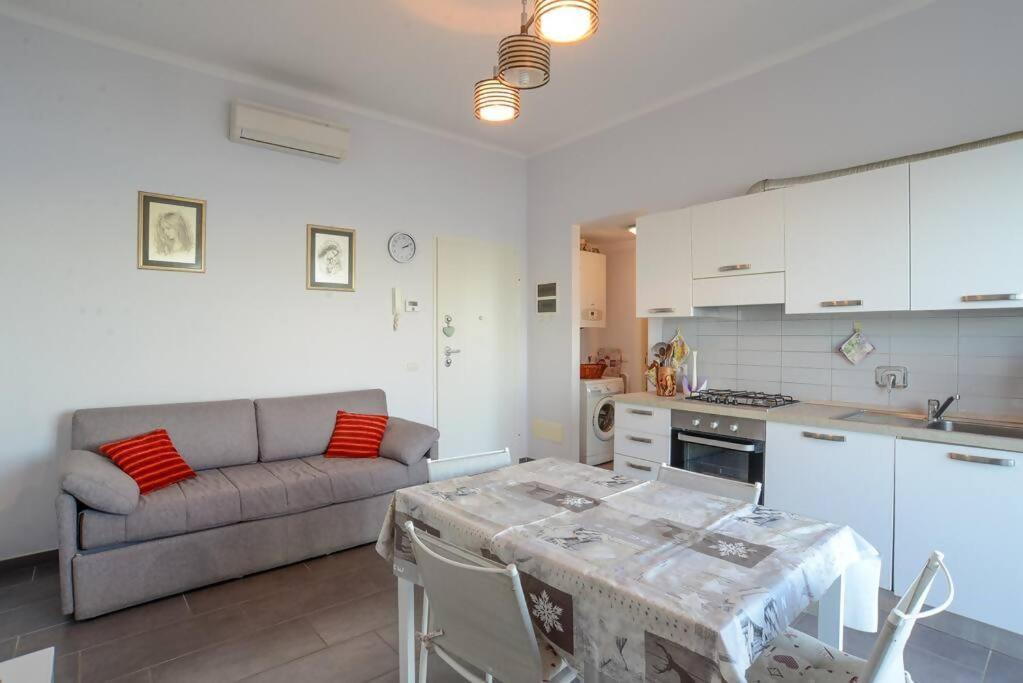Brezza Marina Vadoalmare Immobiliare Vado Ligure Ruang foto